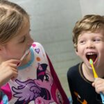 Neue Studie: Höheres Kariesrisiko bei Geschwistern Jedes halbe Jahr sollten Kinder ab sechs Jahren zum zahnärztlichen Check.