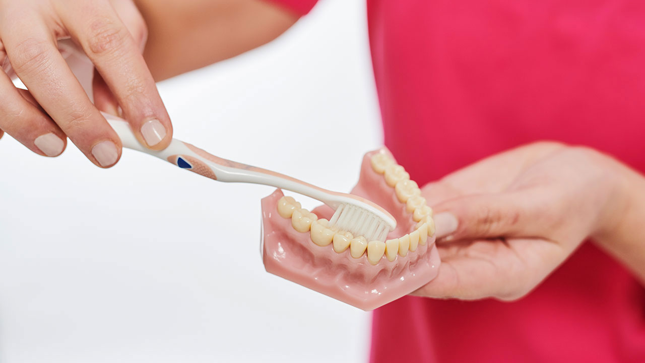 Ziel der zahnmedizinischen Prophylaxe (zahnmedizinische Prävention), ist das Auftreten neuer Krankheiten zu verhindern bzw. zu reduzieren.