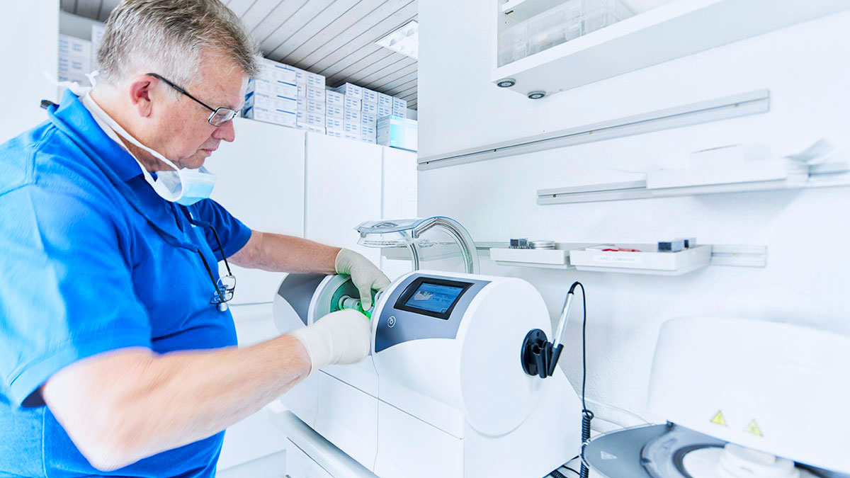 Ein dreidimensionales, realitätsgetreues Abbild der Zähne wird erstellt, mit hoher Passgenauigkeit sowie agile Produktion der Zahnimplantate.